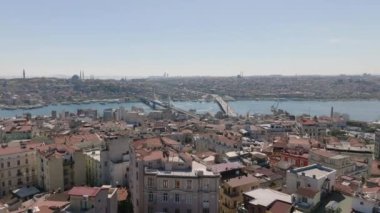 Şehir merkezinin havadan görünüşü. Eski çok katlı apartmanlar, nehir boyunca uzanan köprüler ve diğer kıyıdaki camilerde yüksek minareler. İstanbul, Türkiye.