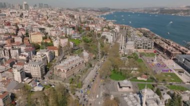 Tarihi turistik yerleri dolaştıran işlek caddenin yüksek açılı manzarası. Camili meydan. İstanbul, Türkiye.