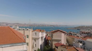 Şehir merkezindeki binaların etrafında sıkı uçuş. Geniş deniz yolunun panoramik manzarası turist botu trafiği ve kıyılardaki şehir. İstanbul, Türkiye.