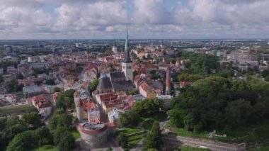 Yüksek kuleli Oleviste Kogudus Kilisesi 'nin hava kaydırağı ve pan görüntüleri. Turistik yerleri olan tarihi şehir merkezi. Tallinn, Estonya.