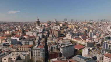 Metropolis 'teki binaların havadan görüntüsü. Yerleşim yerleri, tarihi turistik yerler, ünlü Galata Kulesi. İstanbul, Türkiye.
