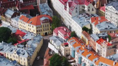 Şehir merkezindeki binaların ve sokakların yüksek açılı görüntüsü. Renkli çatıları olan eski çok katlı evler. Tallinn, Estonya.