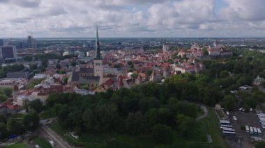 Şehrin havadan görünüşü. Popüler turistik yerleri ve modern ofis binaları olan tarihi şehir merkezi. Tallinn, Estonya.