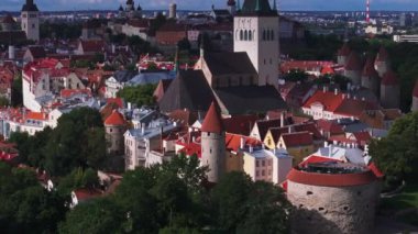 Şehir merkezindeki tarihi manzaranın havadan görüntüsü. Eski evler, kiliseler ve kaleler. Tallinn, Estonya.