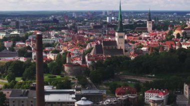 Tarihi şehir merkezinde şehir manzarası var. Eski fabrika bacası, eski kasabadaki kilise kuleleri ve şehir merkezindeki uzak binalar. Tallinn, Estonya.
