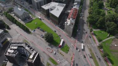 Şehrin caddelerindeki trafiğin yüksek açılı görüntüsü. Eğim, şehir manzarasını modern yüksek binalarla gözler önüne seriyor. Tallinn, Estonya.