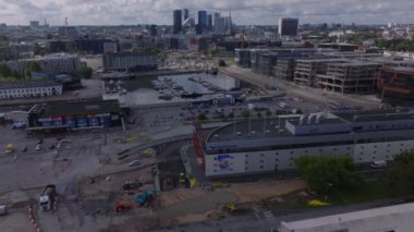Şehirdeki inşaatın yüksek açılı görüntüsü. Yukarı doğru eğildiğinde marinadaki tekneler ve uzaktaki yüksek binalar ortaya çıkıyor. Tallinn, Estonya.