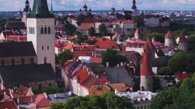 Tarihi şehir merkezindeki popüler turistik yerlerin hava görüntüleri. Kilise kuleleri, eski evler ve kaleler. Tallinn, Estonya.