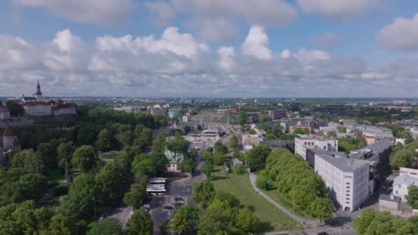 その後 公園や鉄道駅の木の上を移動ターミナルで移動します 都市の空からの眺め タリン エストニア — ストック動画