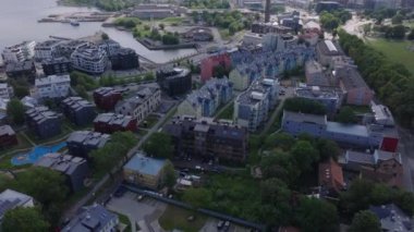 Deniz kıyısındaki yerleşim yerlerinde yüksek açılı apartman manzarası. Yukarı kaldır ve deniz kenarının manzarasını göster. Tallinn, Estonya.
