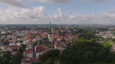 İleri, kilise kulesinin etrafında uçar. Resimli tarihi şehir koruma alanının havadan görünüşü. Tallinn, Estonya.