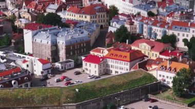 Şehirdeki yüksek açılı kale duvarı ve bina manzaralı. Eski kasabadaki tarihi evlerin havadan görünüşü. Tallinn, Estonya.