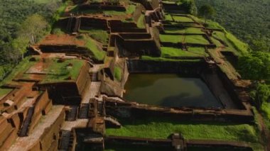 Sigirya Kayası 'nın tepesindeki sarayın harabelerinde yüksek açılı teraslar. Çevredeki ağaçlık araziyi yukarı kaldır. Sigirya, Sri Lanka.