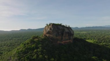 Popüler turizm merkezinin, Sigirya Kayası 'nın ve etrafındaki geniş ormanın hava kaydırak ve pan görüntüleri. Sigirya, Sri Lanka.