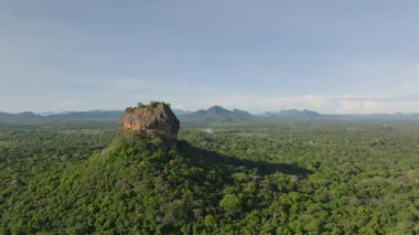 Uçsuz bucaksız bir ormanın üzerinde yükselen ünlü Aslanlar Kayası 'nın hava manzarası. Antik sarayın kalıntıları olan popüler bir turizm merkezi. Sigirya, Sri Lanka.