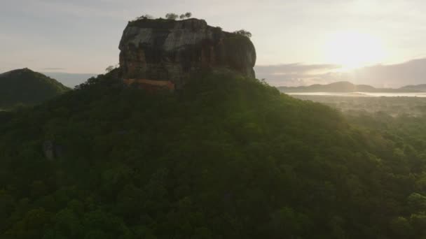 솟아있는 농작물의 비디오를 상승하는 태양에 대하여 대중적인 Sigiriya 스리랑카 — 비디오