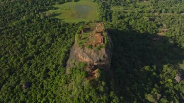 Sigirya Kayası 'nın tepesindeki antik sarayın yüksek açılı manzarası. Ormanlarla çevrili araziyi ortaya çıkarıyor. Sigirya, Sri Lanka.