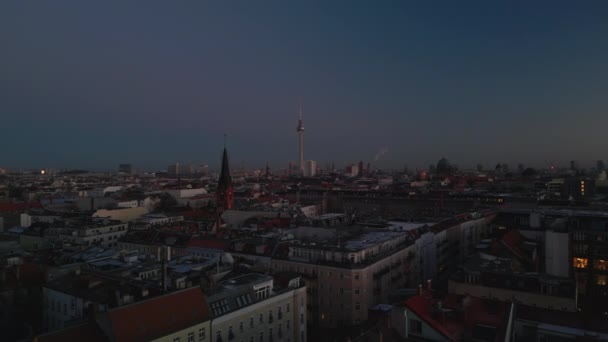 Flyg Ovanför Stadsutveckling Stadsdelen Skymningen Populära Berliner Fernsehturm Fjärran Berlin — Stockvideo