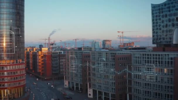 日落时城市现代住宅区公寓楼的空中摄像 塔式起重机背景 德国汉堡 增加增强型现实视觉效果 — 图库视频影像