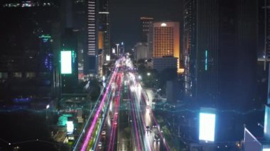 Yüksek katlı ofis binaları ve çok şeritli yollu modern şehir merkezinin hava indirme görüntüleri. Metropolis 'te bir gece. Jakarta, Endonezya. Arttırılmış gerçeklik görsel efektleri.