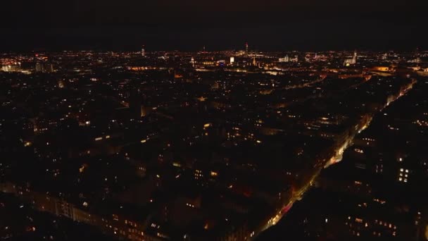 夜间在市区的建筑物上方飞行 倒塌的城镇 远处高楼上闪烁的灯光 奥地利维也纳 — 图库视频影像