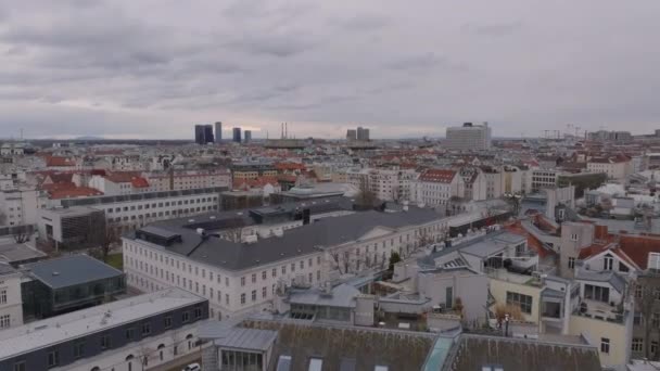 Framåt Flyger Ovanför Byggnader Stadsdelen Flygfoto Över Metropolen Molnig Dag — Stockvideo