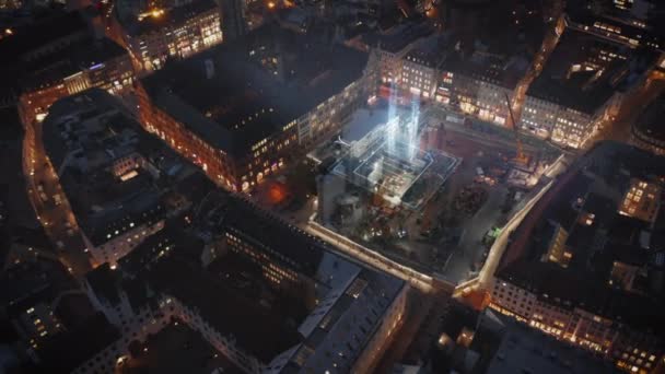 Luftaufnahme Von Häuserblocks Der Altstadt Die Sich Nach Oben Neigen — Stockvideo