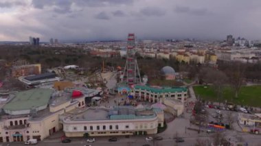 Prater Park 'taki hava görüntüleri ve şehir merkezindeki bina arka planda. Viyana, Avusturya, 2 Aralık 2023