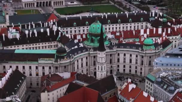 霍夫堡的空中滑翔机和平底船 古城堡建筑群 有塔楼的大宫殿 流行的旅游景点 奥地利维也纳 — 图库视频影像