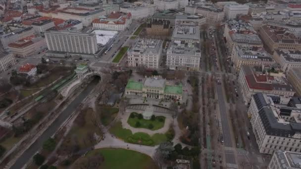 도시의 역사적인 경치와 공원의 자치구에 거대한 건물과 비엔나 오스트리아 — 비디오