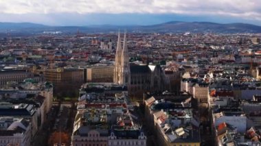 Votivkirche, iki uzun kuleli güzel neogotik kilise. Metropolis 'in hava panoramik görüntüleri. Viyana, Avusturya.
