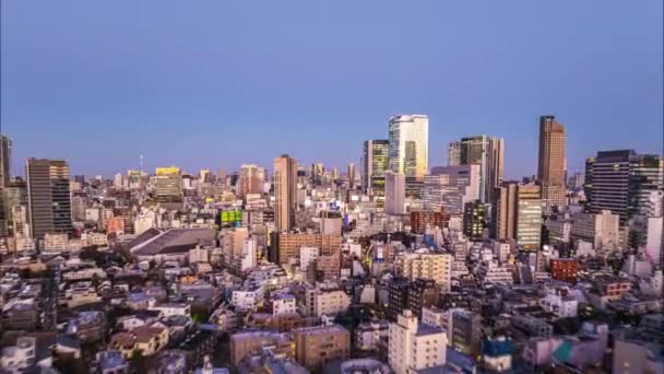 その後 都市部の建物の上空を飛ぶ 日没時の大都市の空中展望 ハイパーラプスショット 東京都 — ストック動画