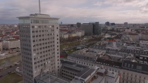 Flyga Runt Ringturm Gamla Höghus Kontorsbyggnad Reser Sig Ovanför Omgivande — Stockvideo