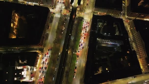 Vysoký Pohled Dopravní Infrastrukturu Nočním Městě Sledování Vlaku Ubahn Blíží — Stock video