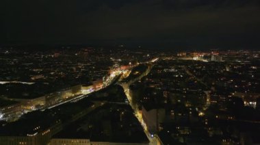 Akşam metropolünün hava panoramik görüntüleri. Sokak lambaları ve gece parlayan arabalar. Viyana, Avusturya.