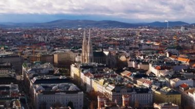 Tarihi şehir merkezinde turistik manzaralı büyük şehir manzarası. Süslü kuleleri olan Neogotik Votivkirche. Viyana, Avusturya.