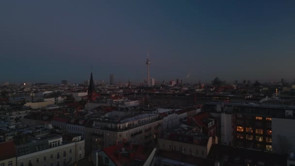 Flygbilder Från Kvällens Metropol Flyg Över Flervåningshus Stadsdelen Skymningen Berlin — Stockvideo
