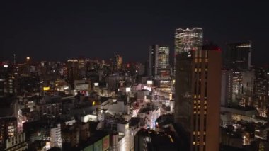 Gökyüzü panoramik manzaralı modern şehir merkezi yüksek katlı ofisleri ya da konut kuleleri olan. Gece şehri sahnesi. Tokyo, Japonya.