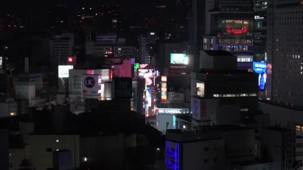 Büyük Video Ekranlı Binaların Havadan Yükselen Görüntüleri Gece Şehrinde Popüler — Stok video