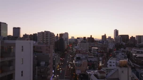 Şehir Merkezindeki Binaların Arasından Ileriye Doğru Uçuyor Alacakaranlıkta Sokakları Şehir — Stok video