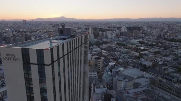 Forwardlar Şehir Merkezindeki Şehir Dışında Yüksek Bir Otel Binası Boyunca — Stok video
