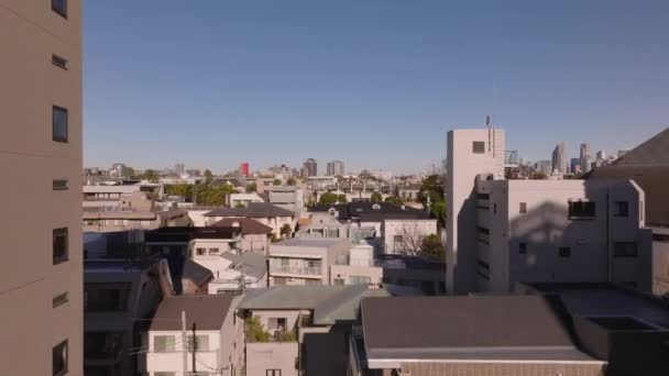 Metropolis Teki Yerleşim Yerlerindeki Çok Katlı Binaların Arasından Ileriye Doğru — Stok video
