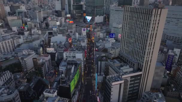 飞越市区的街道和建筑物 在广受欢迎的Shibuya Scramble Crossing周围的视频广告屏幕 日本东京 — 图库视频影像