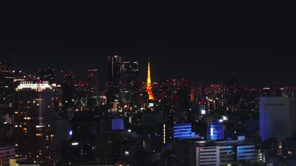 Ilmankuvamateriaalia Rakennuksista Suurkaupungissa Yöllä Valaistu Tokion Torni Kaupungin Kehittäminen Kaupunkialueella — kuvapankkivideo