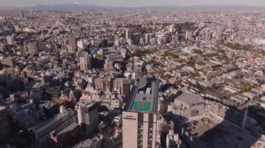 Şehir merkezinin çevresindeki yüksek katlı otel kulelerinin üzerinden uçuyor. Tokyo, Japonya.