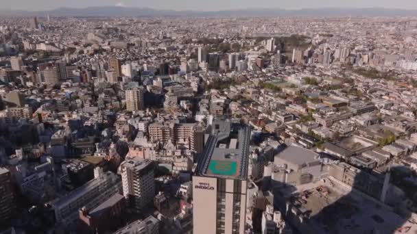Вперёд Пролетают Башни Высотного Здания Отеля Над Прилегающим Городским Поселком — стоковое видео
