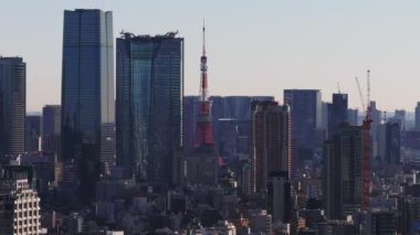 Tokyo Kulesi 'nin ve Metropolis' teki yüksek binaların hava kaydırak ve pan görüntüleri. Tokyo, Japonya.