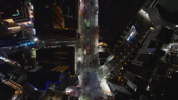 Vysoký Pohled Pomalu Pohybující Vozidla Ulicích Večerního Města Ulice Budovy — Stock video