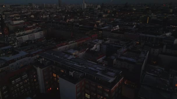 Wysoki Kąt Widzenia Budynków Mieszkalnych Dzielnicy Miejskiej Zmierzchu Przechyl Się — Wideo stockowe