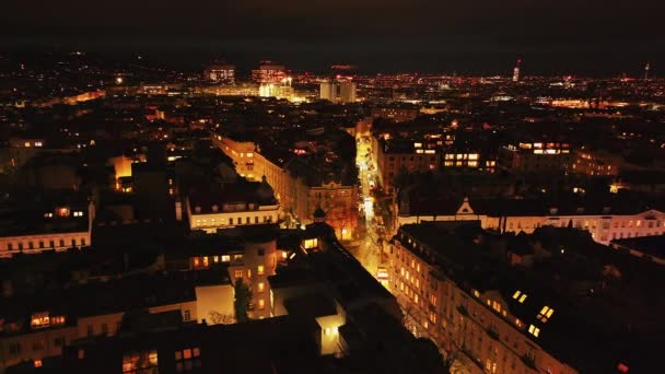 都市部の通りの交差点の空中スライドとパン映像 ストリートライトは夜に大都市の街路を照らします ウィーン オーストリア — ストック動画